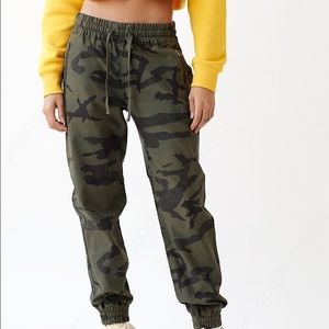 Aritzia Alix Olive Camo Joggers